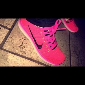 Nike flyknit shoes. Size 5. Pink.